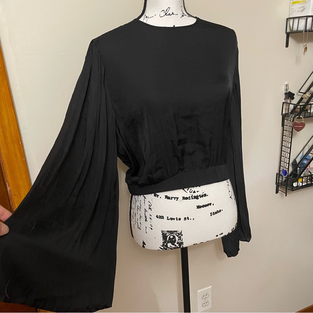 Elizabeth & James black cropped bell sleeve top